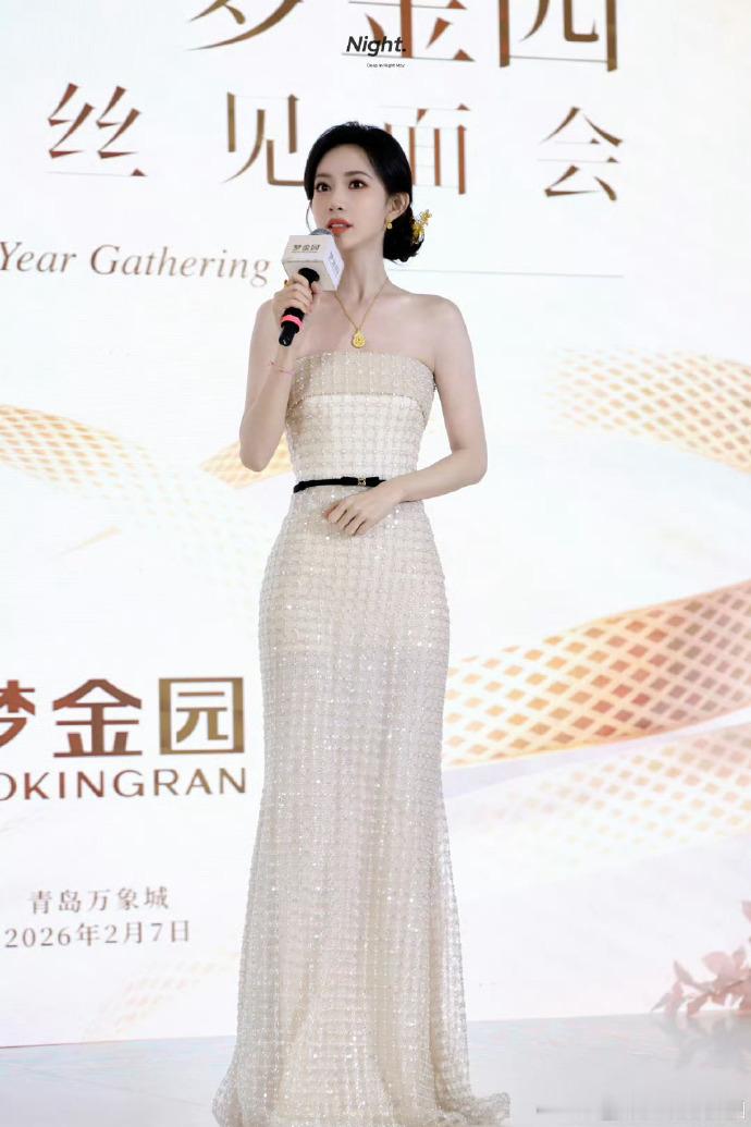 孟子义珍珠抹胸裙孟子义李昀锐生图状态  亮相活动的孟子义，白色珍珠抹胸裙配超大黄