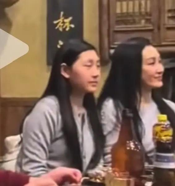 58岁韩磊带妻女聚餐，16岁女儿罕露脸，王燕保养好但发腮眼神凌厉！ 