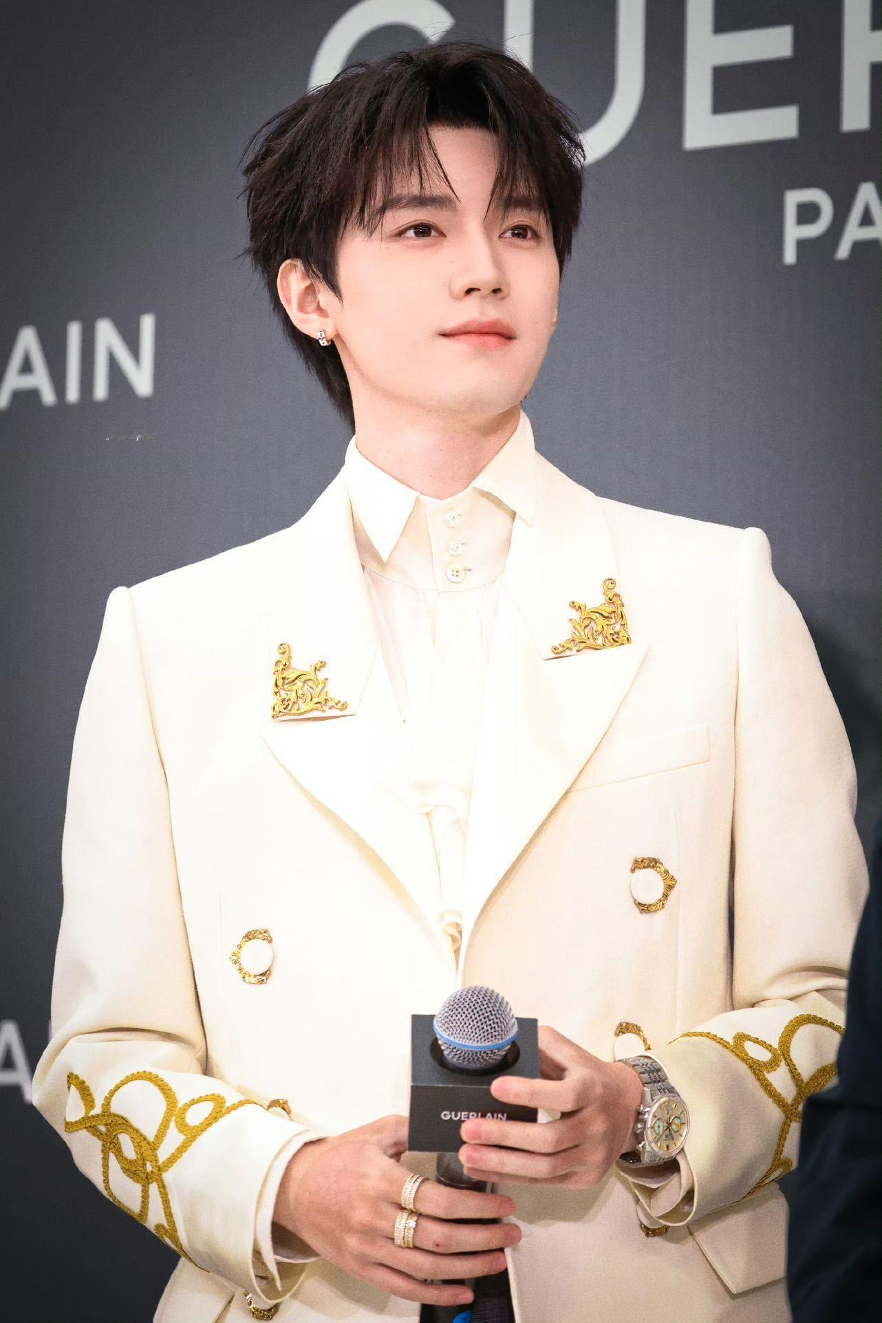 周翊然周翊然沈阳线下活动人气周翊然鎏金白西装造型周翊然沈阳活动，今天是现偶白马王