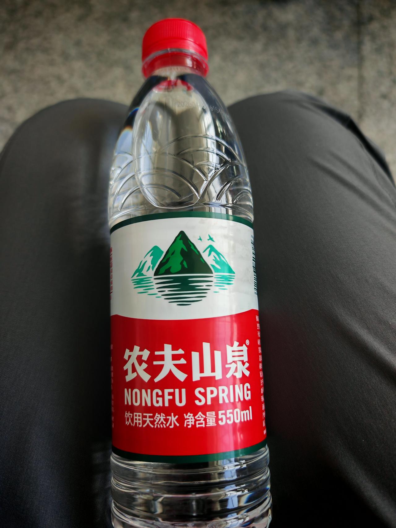 取自天山的农夫山泉水！在新疆博尔塔拉蒙古自治州博乐机场买了一瓶农夫山泉饮用水，我