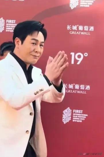 张颂文老师现身活动现场黑色衬衫搭配白色西装外套，风度翩翩，儒雅谦逊，又有绅士风度
