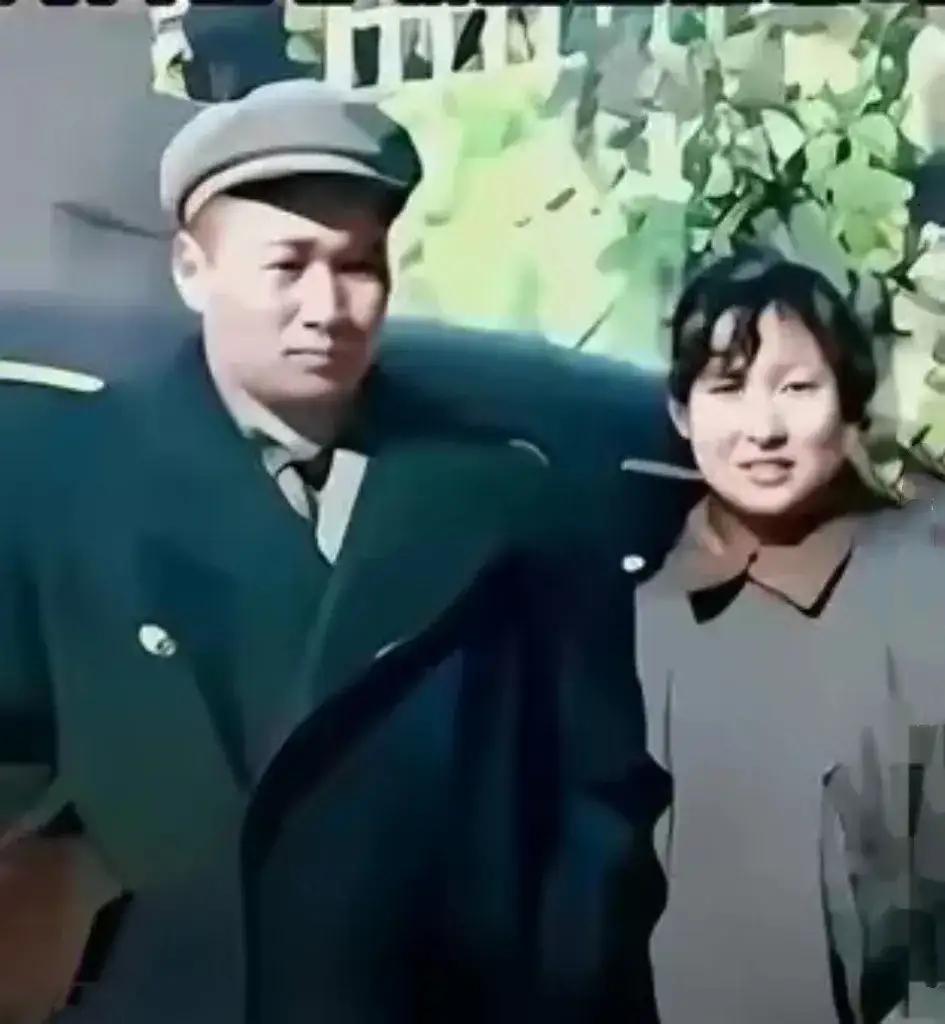 李敏和哥哥毛岸青的一张合影，母亲不在身边那一段时间，都是哥哥照顾她。
 
李敏和