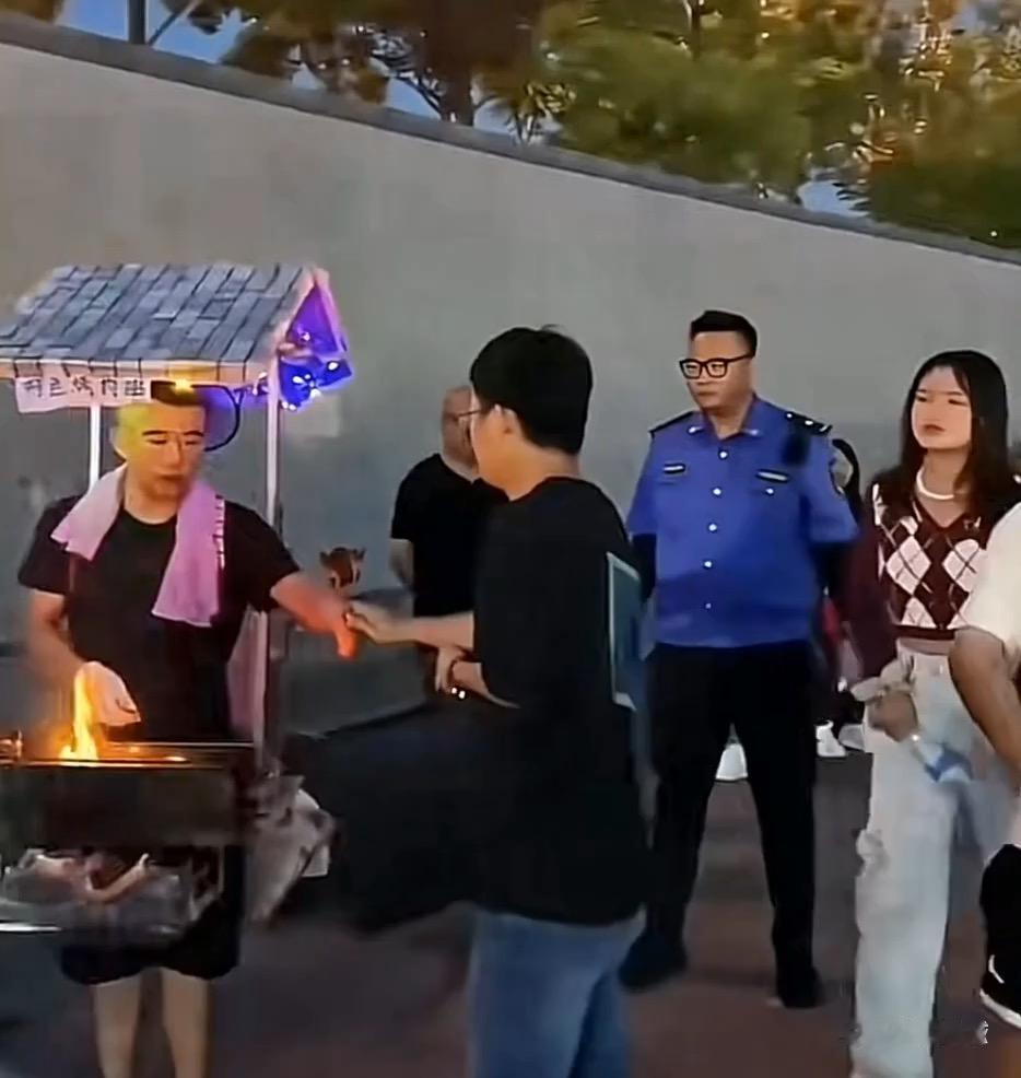 这种人通常内心空虚，缺乏真正有意义的追求。他们把精力都放在打听和传播他人是非上，