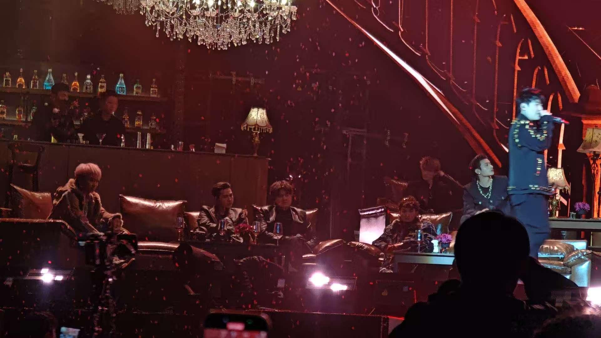 capper演唱会舞台像早高峰 谁懂这种满满当当的快乐啊🥰！capper演唱会