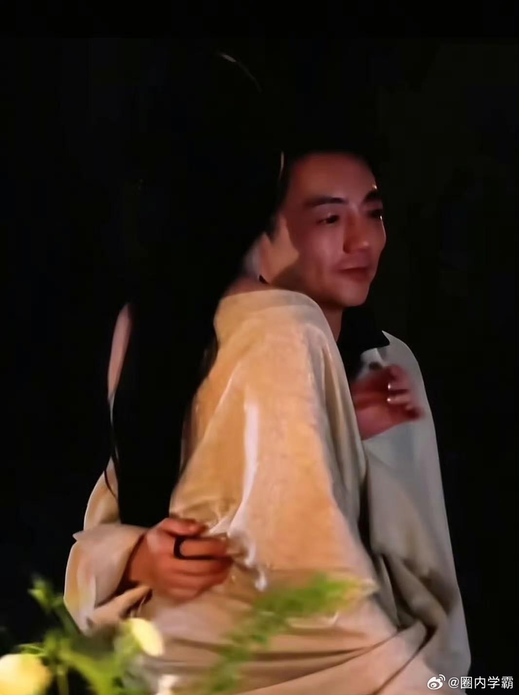 别被那张亲密照骗了！大家都在看热闹，我却看清了刘亦菲搂腰照底下的真金白银 这事儿