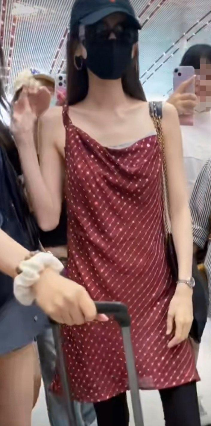 娜扎瘦成纸片人了真心没必要这么瘦了，看着很不健康，现实生活中看到这种身材还是挺吓