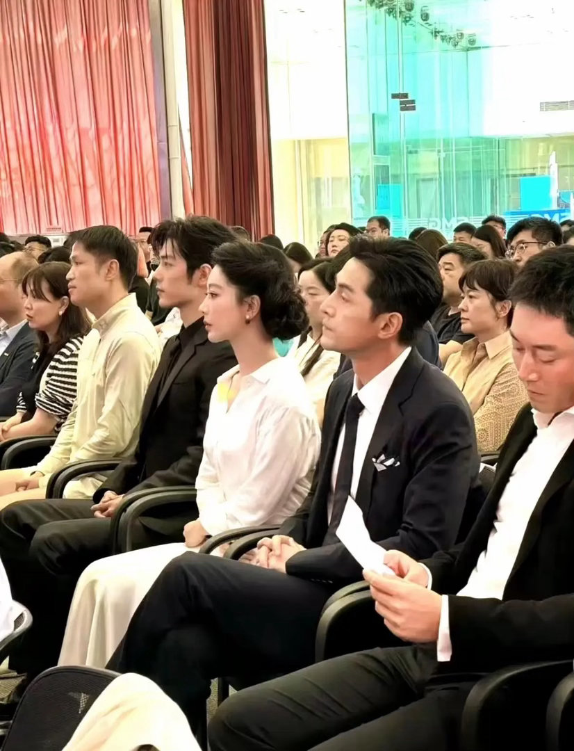 杨紫一旁是胡歌，另一边是肖战杨紫与肖战历史性同框！另一边是生命树剧组的胡歌除了这