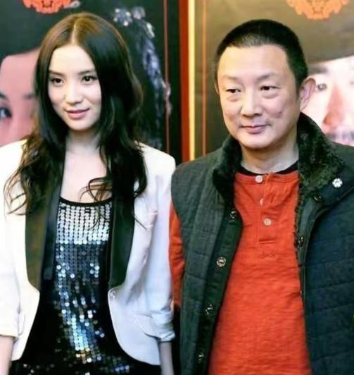 2007年，50岁的导演张黎爱上了27岁的宋佳，当时的张黎已经结了5次婚，为了娶