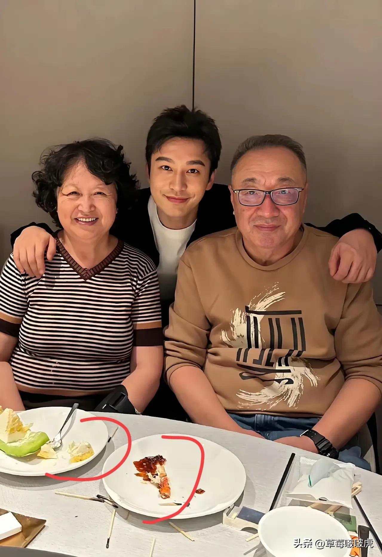 黄晓明陪父母吃饭，人到中年万事休，真的太幸福了。
