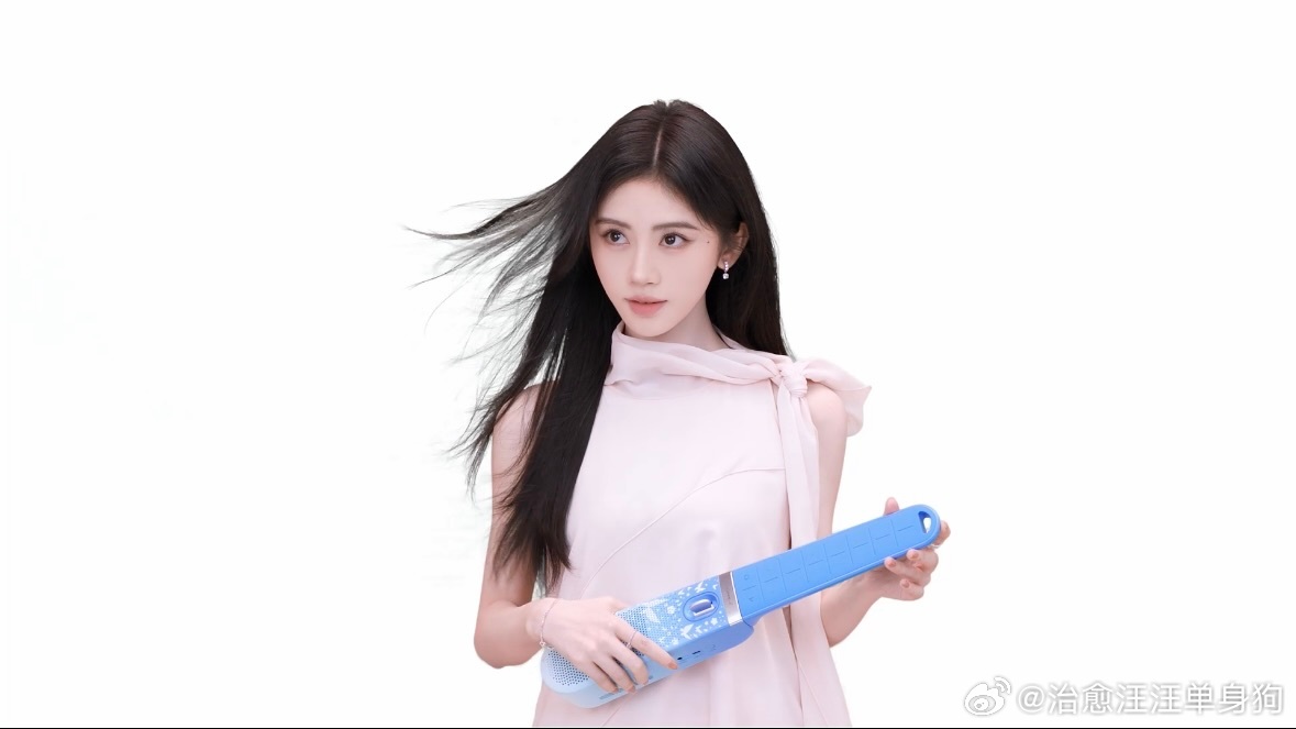 鞠婧祎的口袋音乐魔法 鞠婧祎的赛博吉他藏着整支乐队！指尖轻拨，旋律随心流淌，不追
