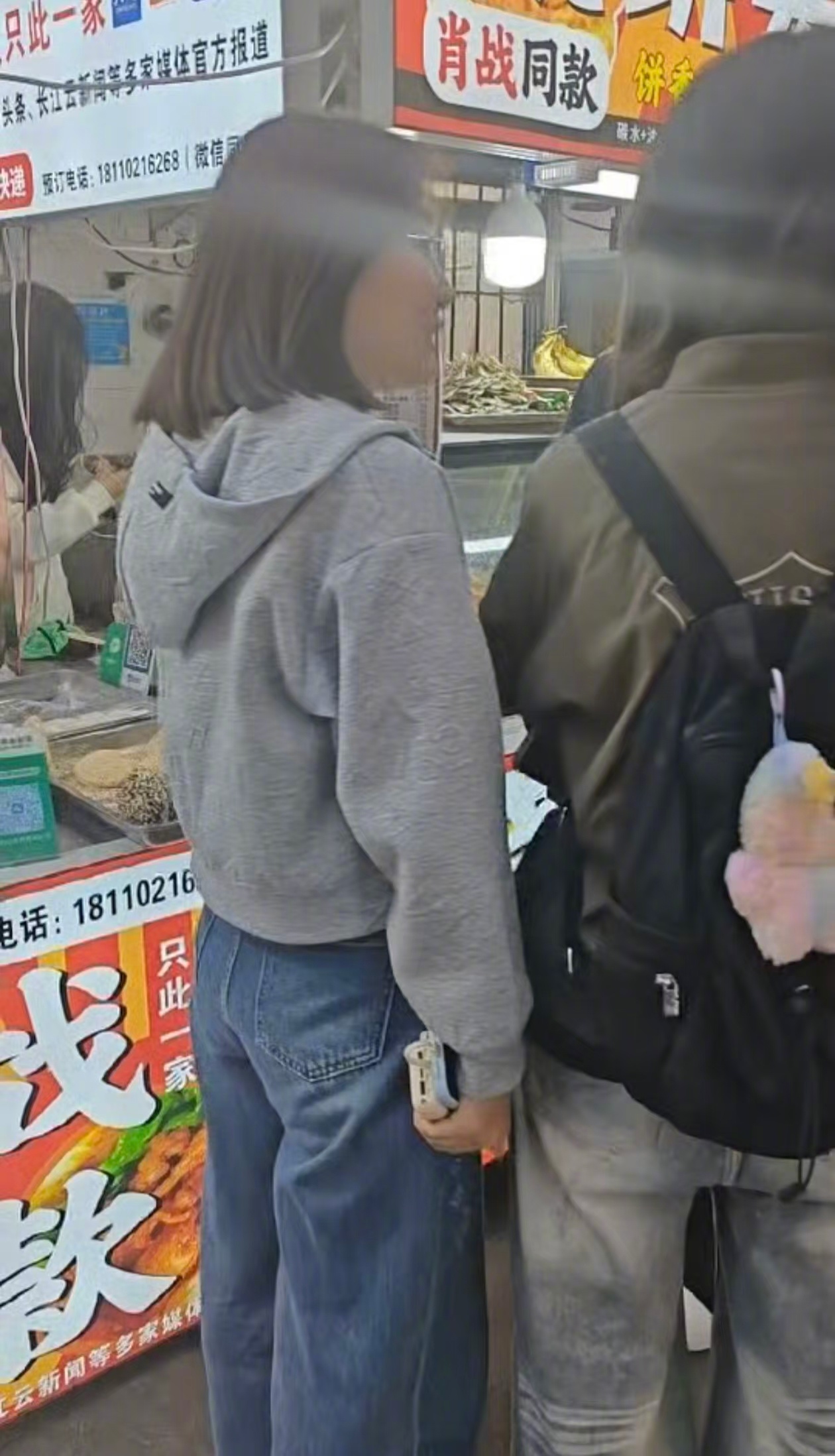 #肖战同款烧饼一天多卖超百份#【#摊主回应肖战同款烧饼爆火#：高峰一天能多卖10