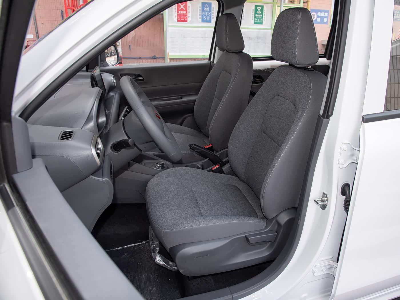 好车分享 昨天跟大家介绍了低成本床车的五菱杨光，今天来个价格更低的，增程版五菱宏