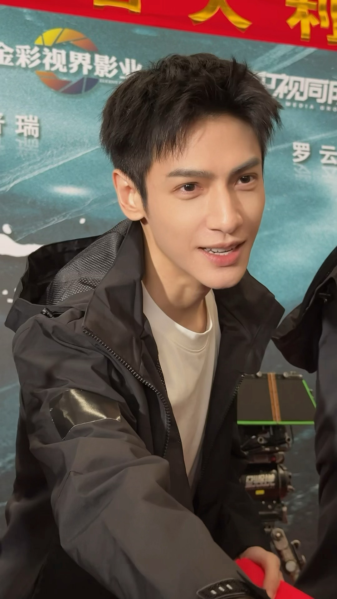 特别喜欢罗云熙剥茧开机vlog里面这个镜头，他一边发红包，一边小嘴“噗嗤噗嗤”的