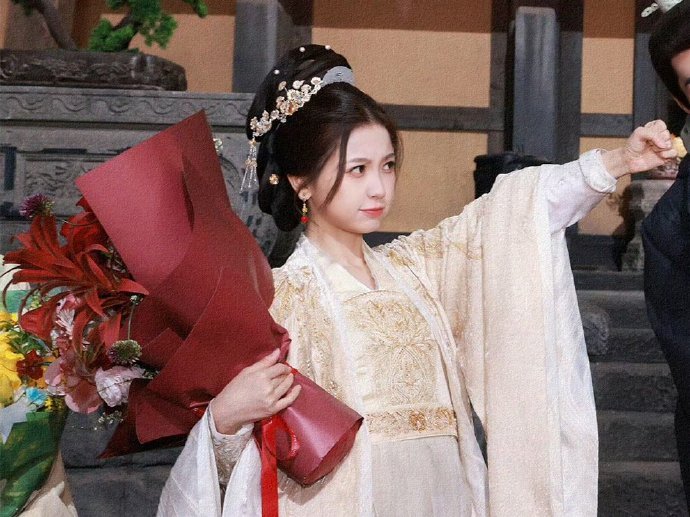 云初令合照里的虞书欣虞书欣云初令杀青剧照 虞书欣云初令杀青剧照 