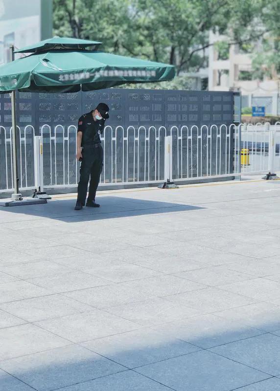 我的律师室友口述：
我实习时去法院旁听，却被保安拦下，
他说未成年不可入内。
我