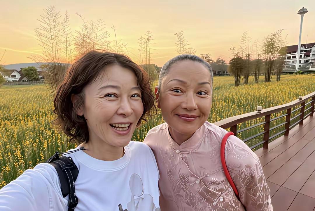 柯蓝和瞿颖，这一对好朋友年龄相当，性格也都是那种坦率型的。夕阳西下，两个人怼脸自