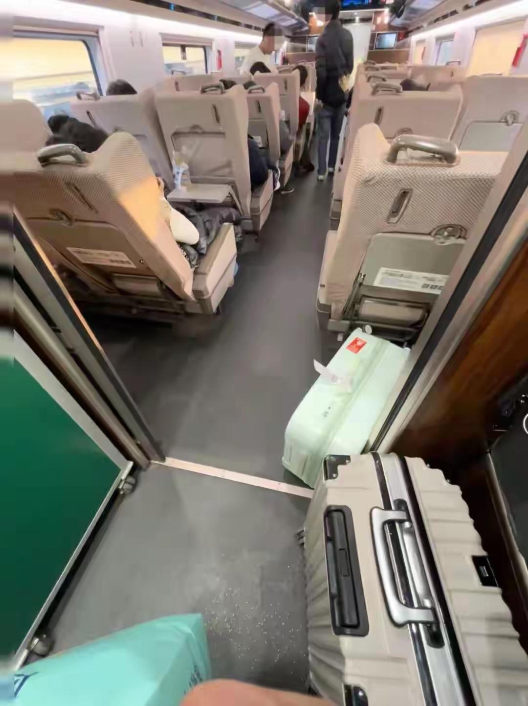 持无座票去一等座车厢站着竟被赶？有网友买了高铁二等座无座票，因二等车厢太挤，就去