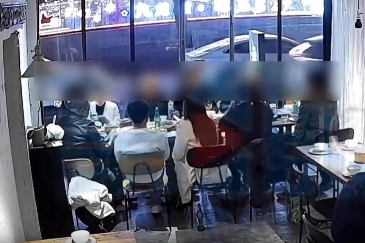 近日，10人聚餐消费1262元，9人逃跑，只剩张先生一人留下来来买单，局是别人组