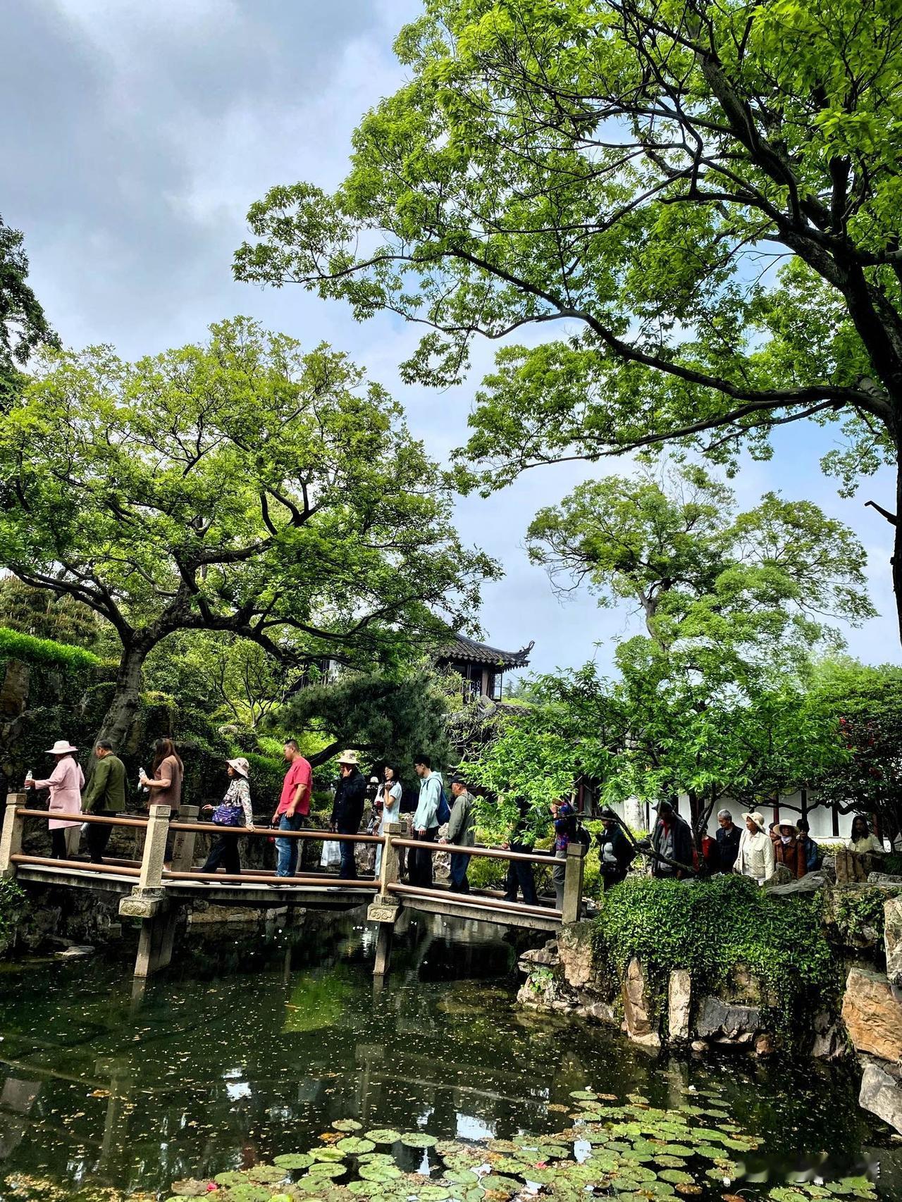 一座桥，多少年走过多少人，佳偶天成宛虹杠。