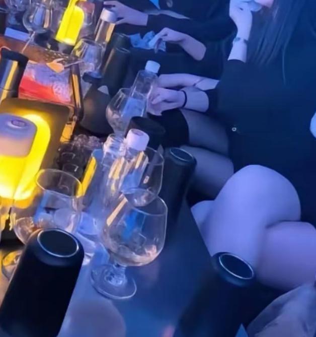 河北，男子在KTV点了一个公主陪唱，看对方漂亮，给她5000约出去开房。两人交易
