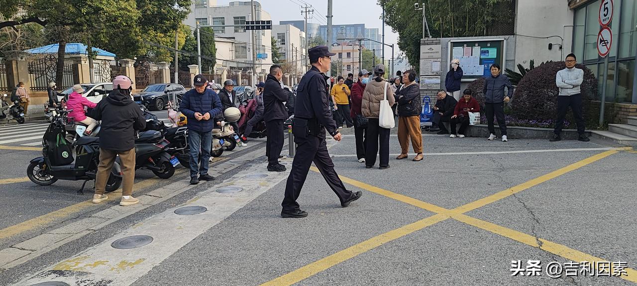 发现同事在背后说你坏话,怎么办?在单位里，无论你做得有多好，也无论你多么小心谨慎