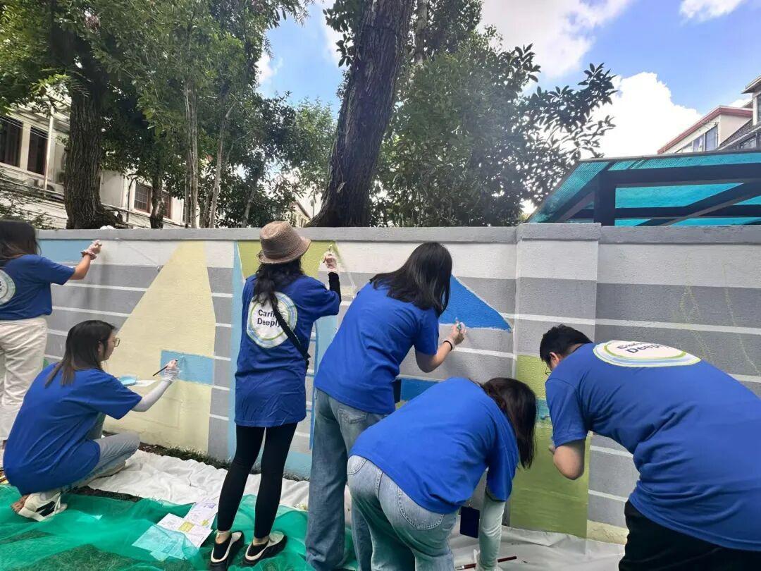 【梧桐树下开启艺术接力，社企联动共绘靓丽风景】近日，楼宇企业渤健生物的20余名企