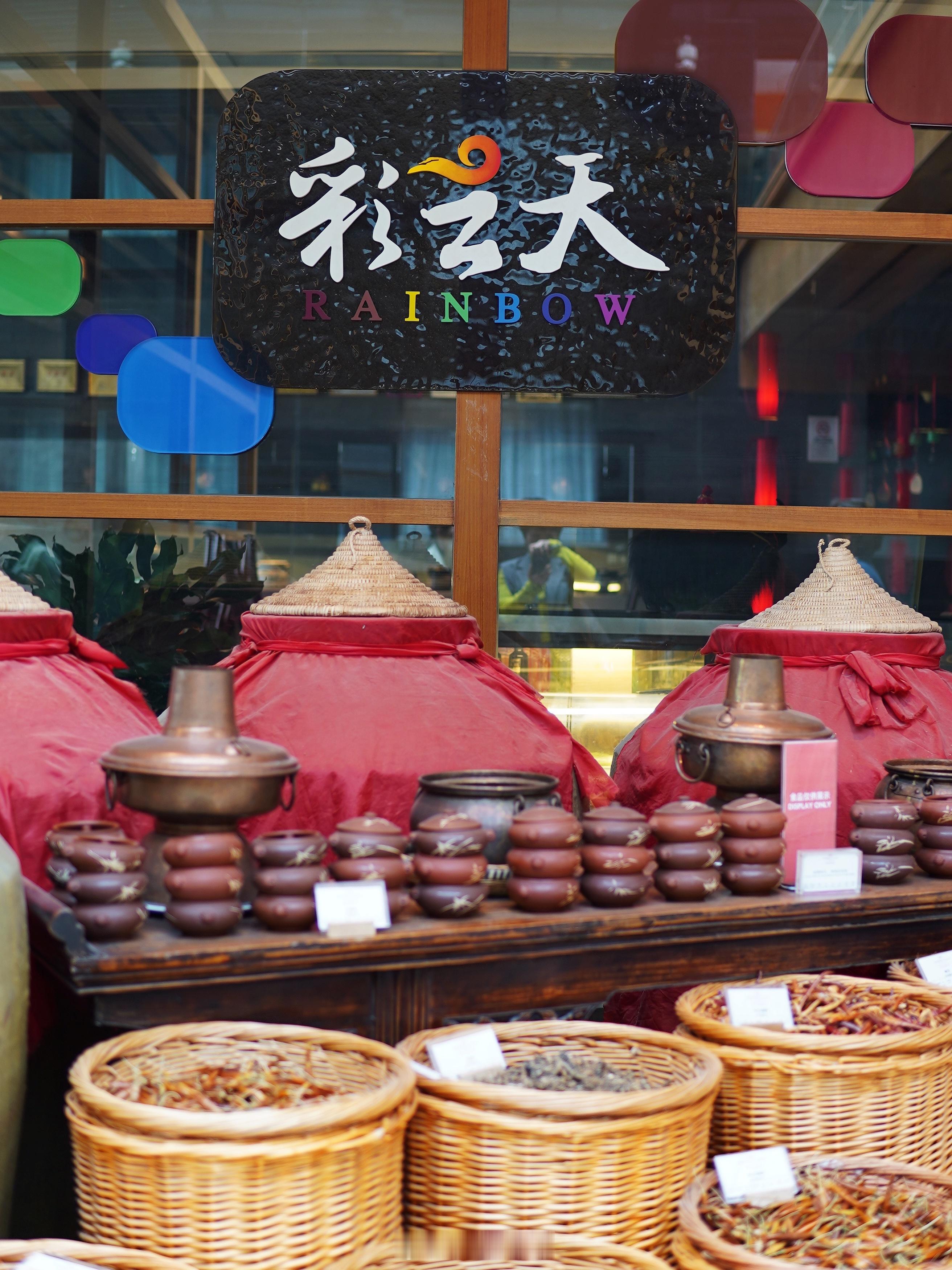 春日吃花宴，去彩云天品味云南花香。金雀花、石榴花、茉莉花、棠梨花、杜鹃花、桑树花