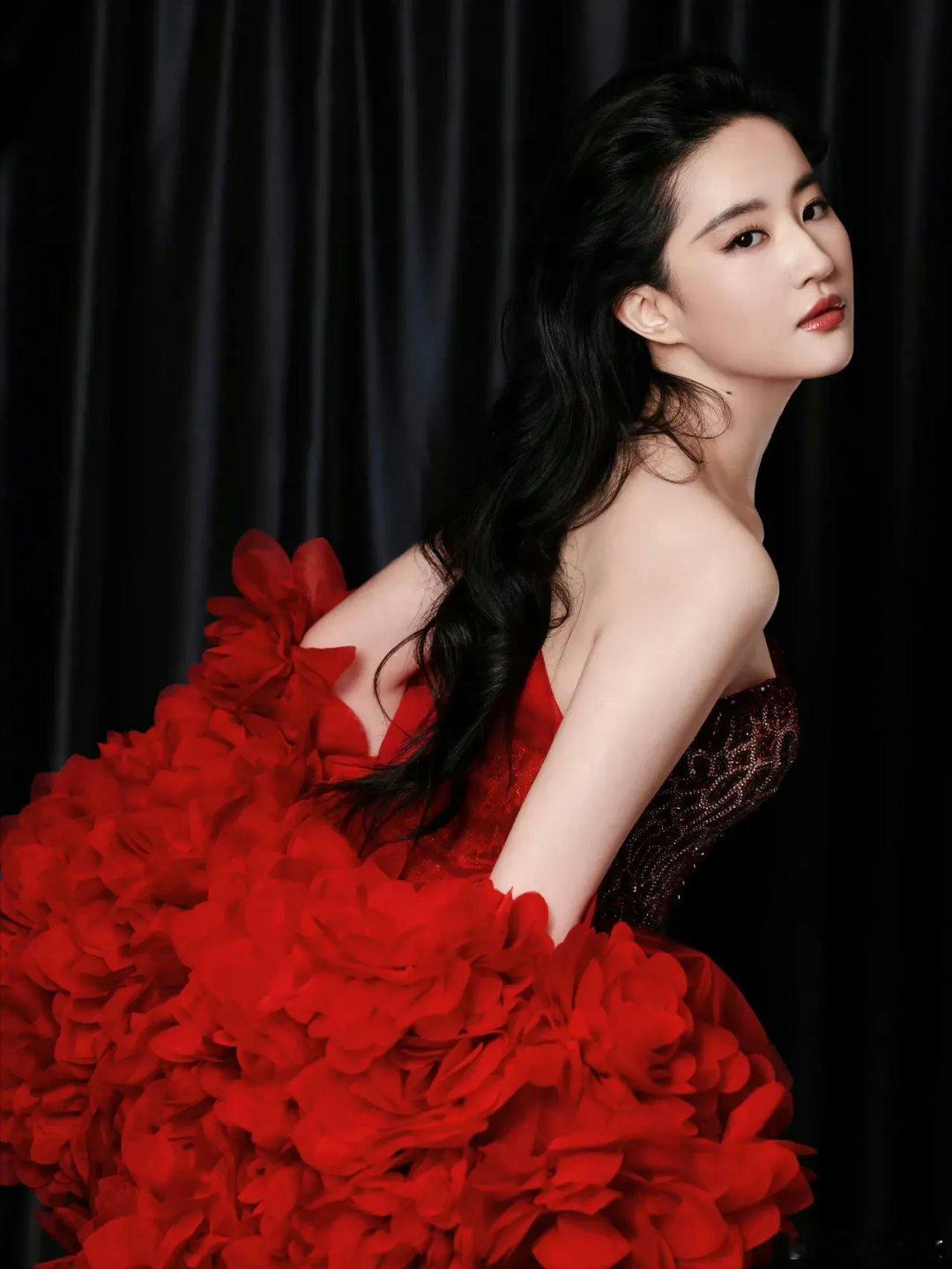 #刘亦菲把3000朵花穿在身上#今日出席某活动造型图，刘亦菲一身由3000多朵花