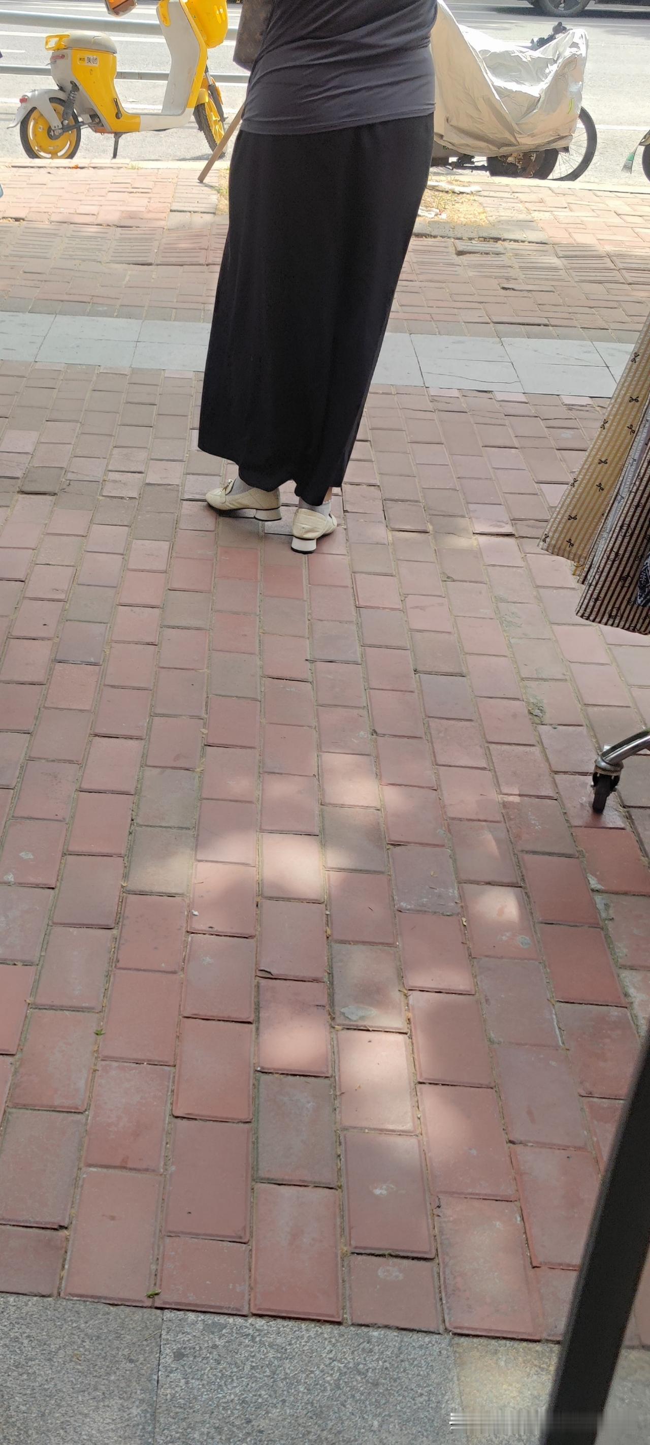 这个朋友配的这个鞋子和袜子是多么的突兀，实在是忍不了。