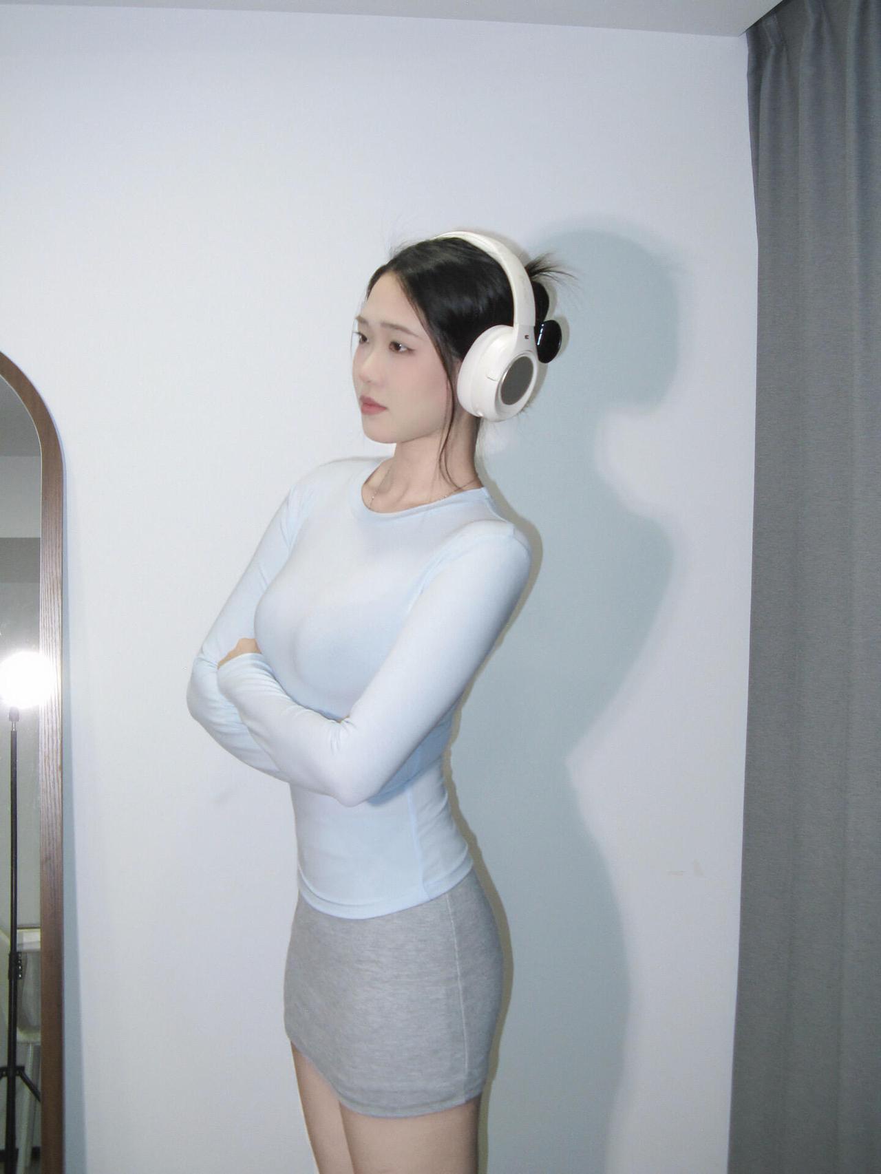 被问爆的“纯欲居家感”穿搭！浅蓝修身衣+灰短裙把身材焊死了
在家随手拍都被追问链