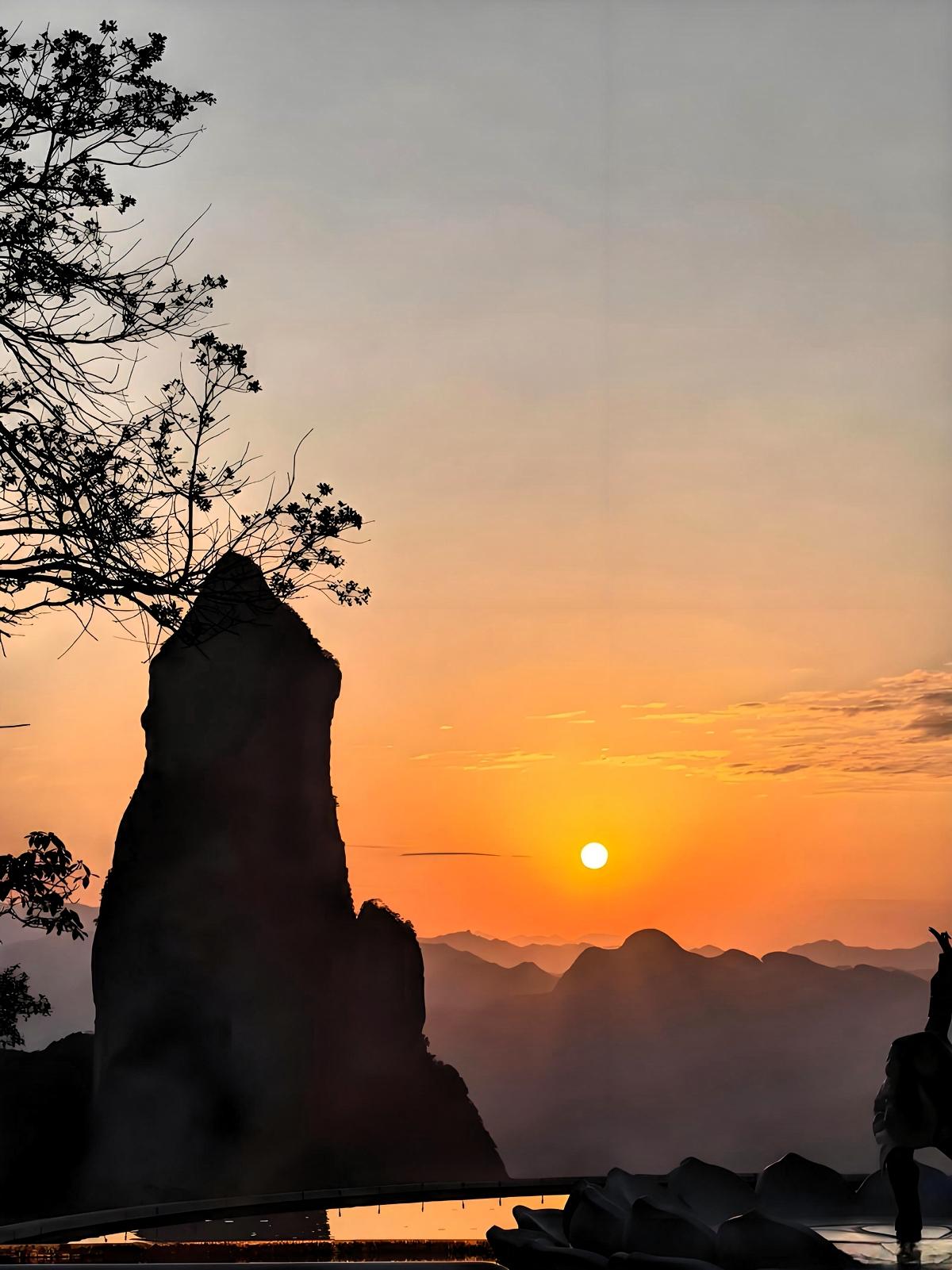 清晨的犹豫，
是梦想与枕头最长的拉扯。

别总在半山腰仰慕山顶，
也记得回头看看
