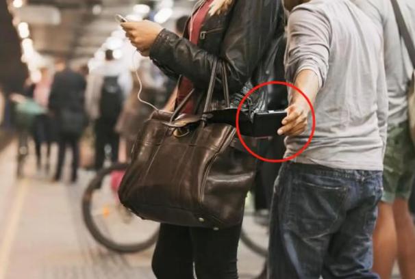 据说在欧洲，扒手们还有不成文铁律：可以顺走中国游客财物，但绝对不能去动中国人的手