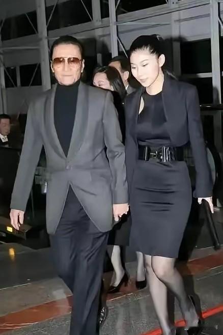 1985年，谢贤欠下了1600万赌债，被逼债，走投无路，妻子狄波拉经谢贤同意后，