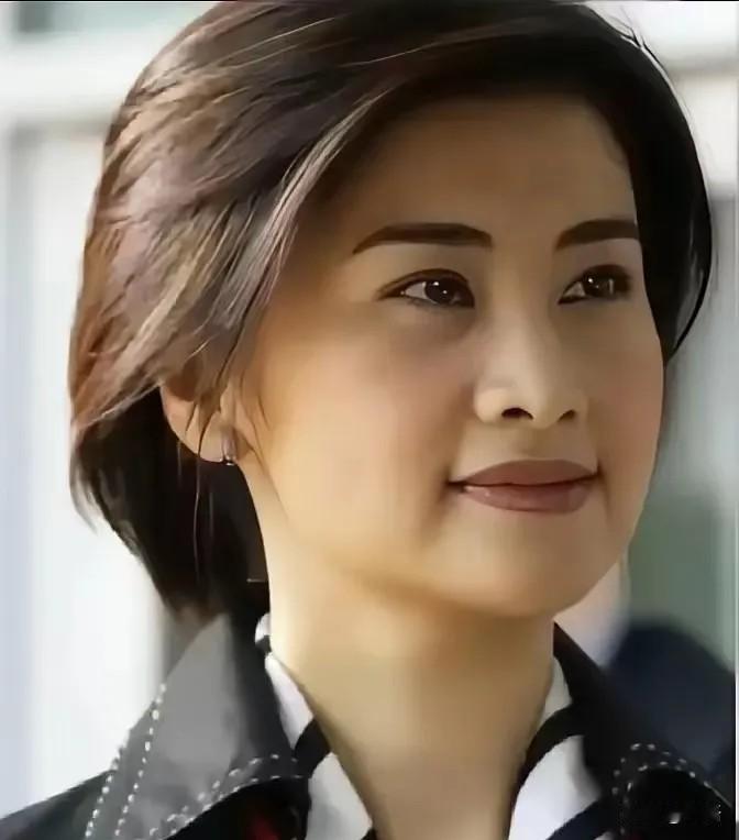 2000年，吴小莉陪着父亲回到浙江新昌山里，见到失散几十年的同父异母哥哥吴伯定。