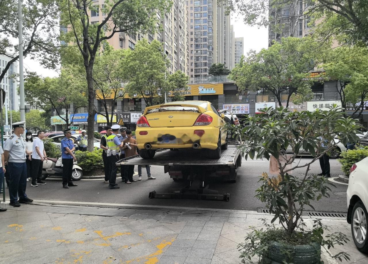 福州开展“僵尸车”集中清理专项整治行动

行动聚焦老旧小区、商圈、学校、医院等重