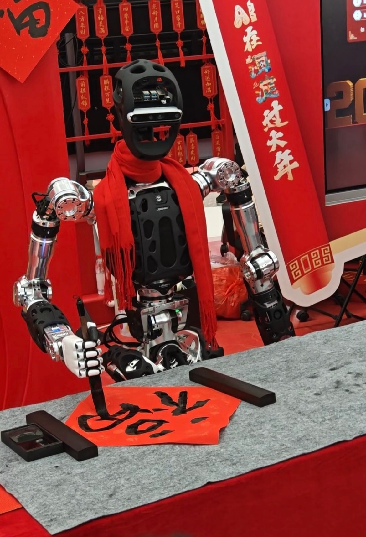 这次机器人成老艺术家了又是上春晚又是快板相声再给机器人一点时间，它真的能把所有东