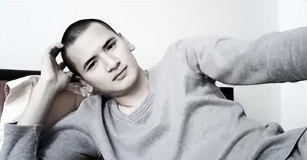 2006年，小伙放弃公务员工作，抛弃父母，跑到寺庙当起了和尚，母亲哭着求他:“回