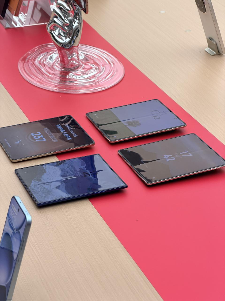 这几天听说又有新的折叠屏要出了就去门店凑个热闹，去的时候就看到有人把四...