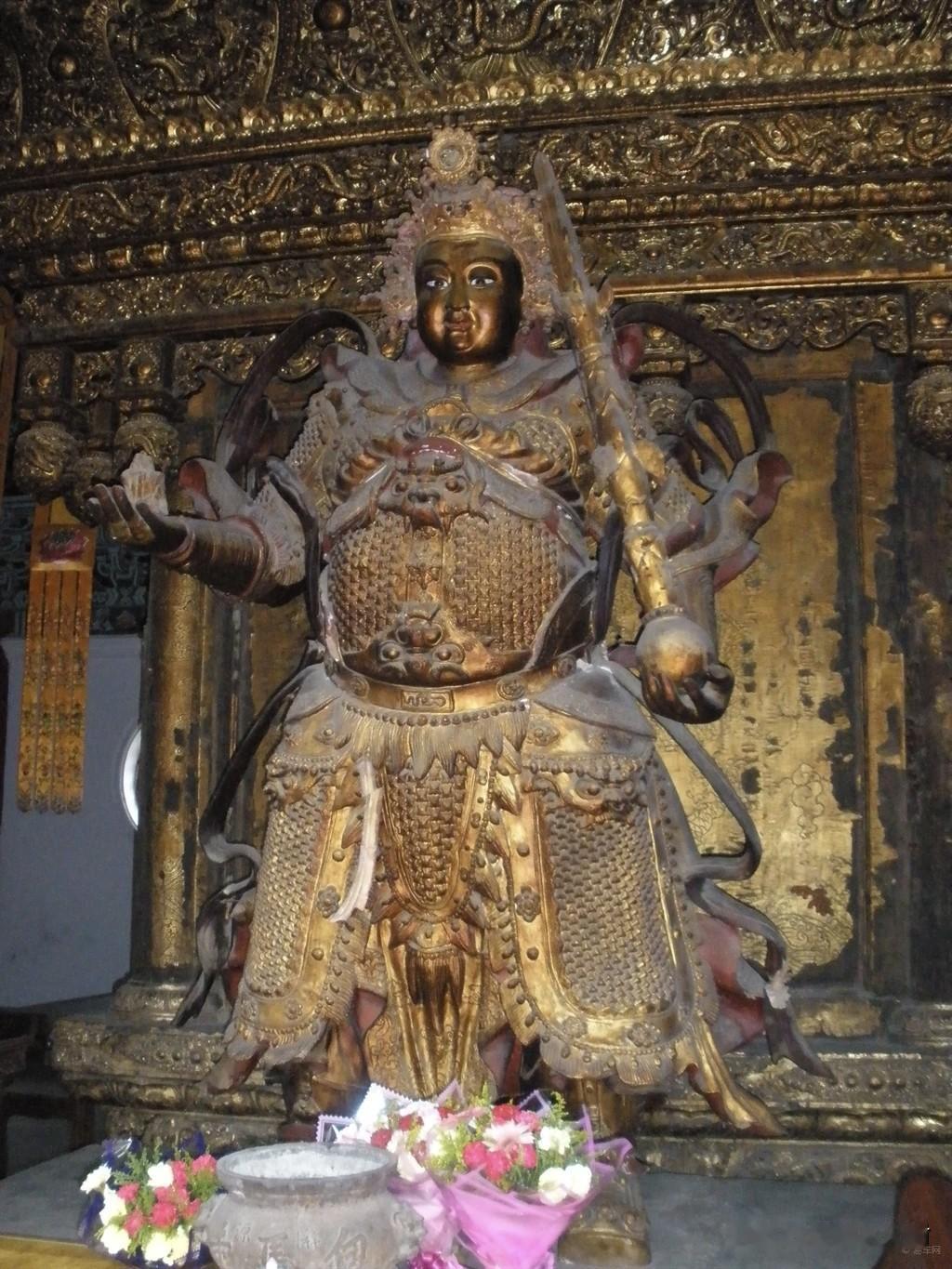 洛阳白马寺韦陀菩萨：一杆降魔杵藏佛门待客暗语
 
这尊金身金甲造像，是洛阳白马寺