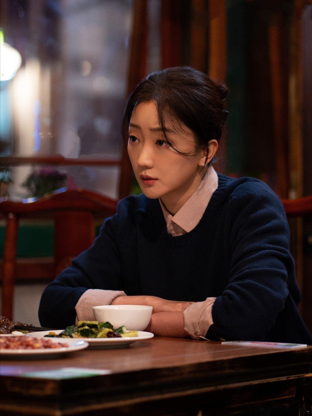 轻年 张瑶才是“黄金配角”天花板吧！在群戏里不抢戏却超吸睛，一个眼神、一句台词就