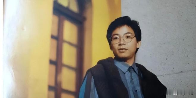 1980年，张明敏唱完《我的中国心》后被港娱拒之门外。就在他打算回电子厂继续当工