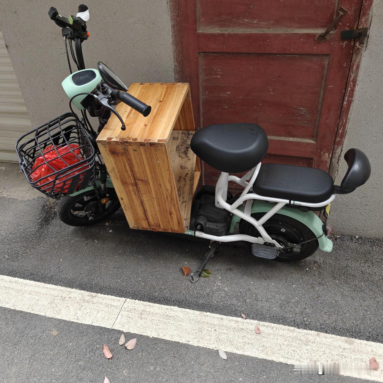 充电器千万别裸放在电动车篓里，稍有不慎就会出事。
买了电动车以后，经常出现前一天