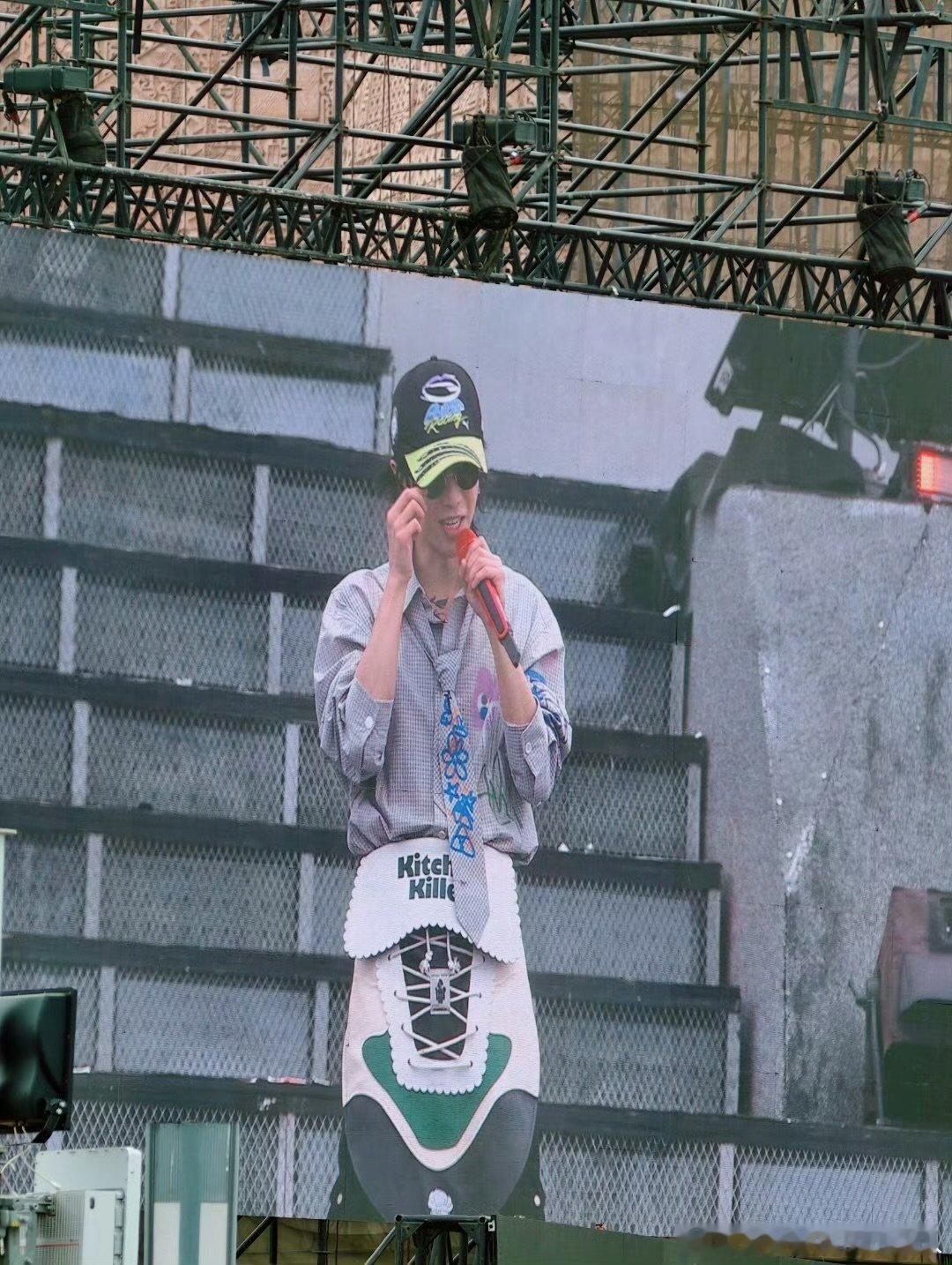 华晨宇kitchenkiller华晨宇围裙上是kitchen killer 华晨