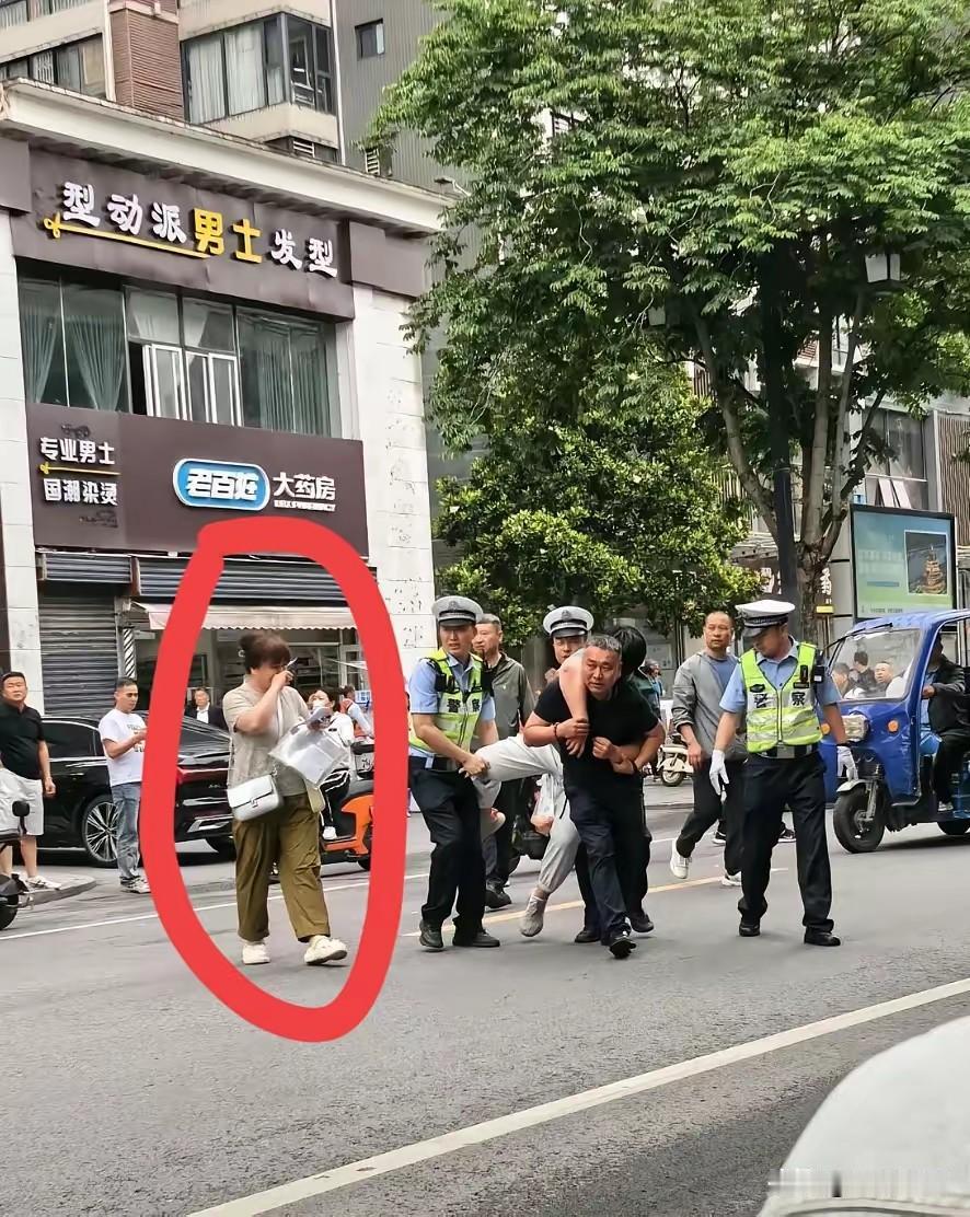 孩子不愿意参加高考，家长要把孩子抬进考场，这样的考试还有意义吗？[捂脸]不是学习