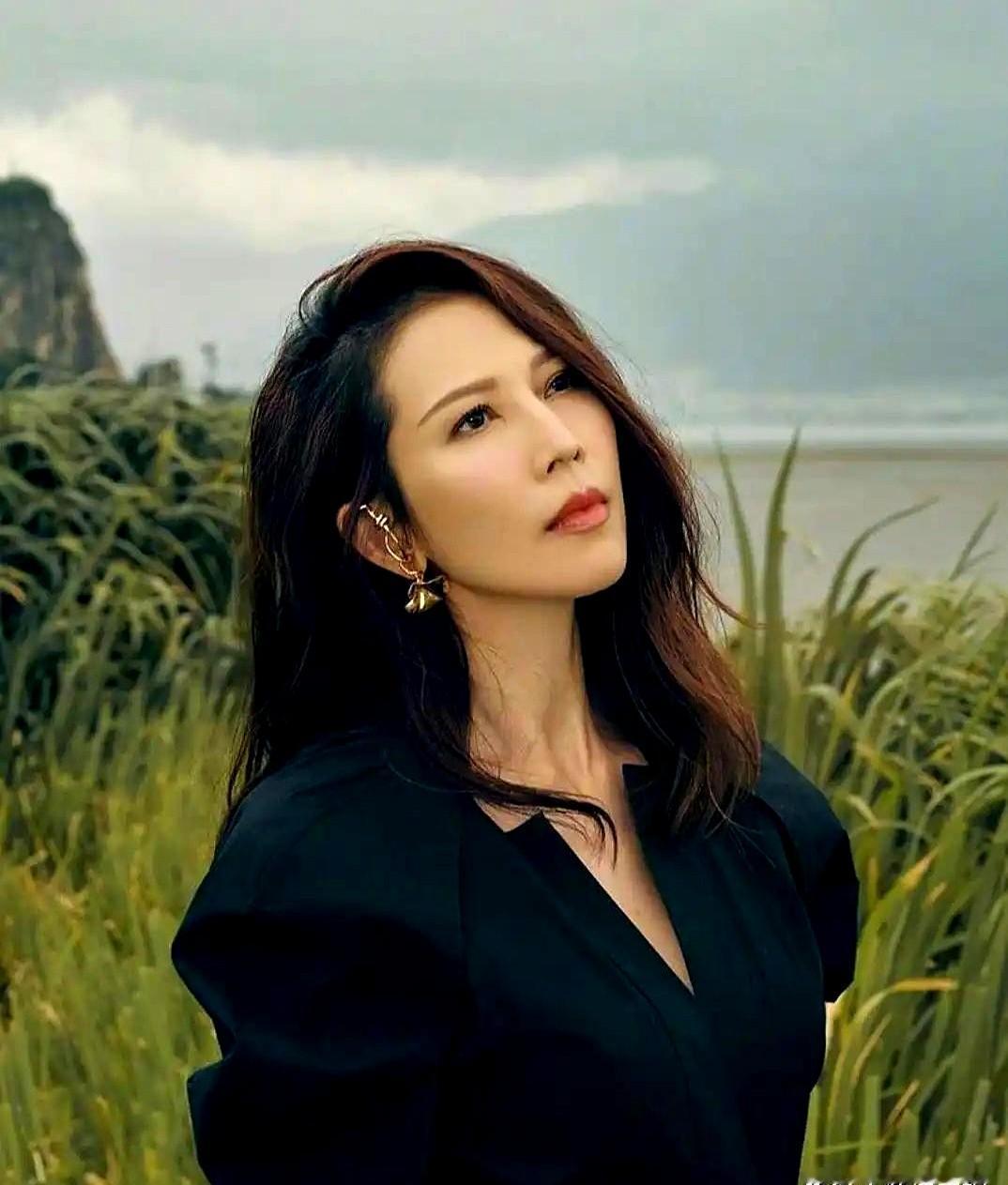 “今天是我们两公婆互相忍了对方的十八年。”

蔡少芬用这句话庆祝结婚纪念日，张晋