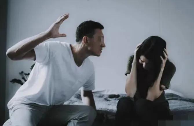 缺德！重庆，继父睡在13岁继女的床上，女孩委屈地找母亲，说自己被继父欺负，继父还