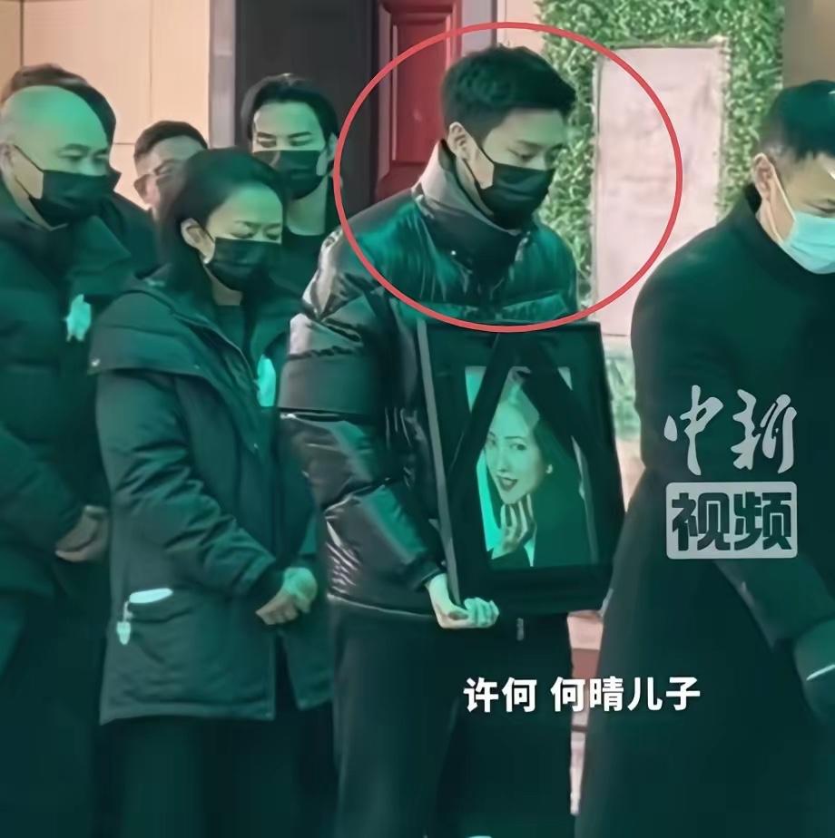 许何送别母亲，为什么表情没有波澜，其实根本原因不是他不伤心，而是他早就看尽了母亲