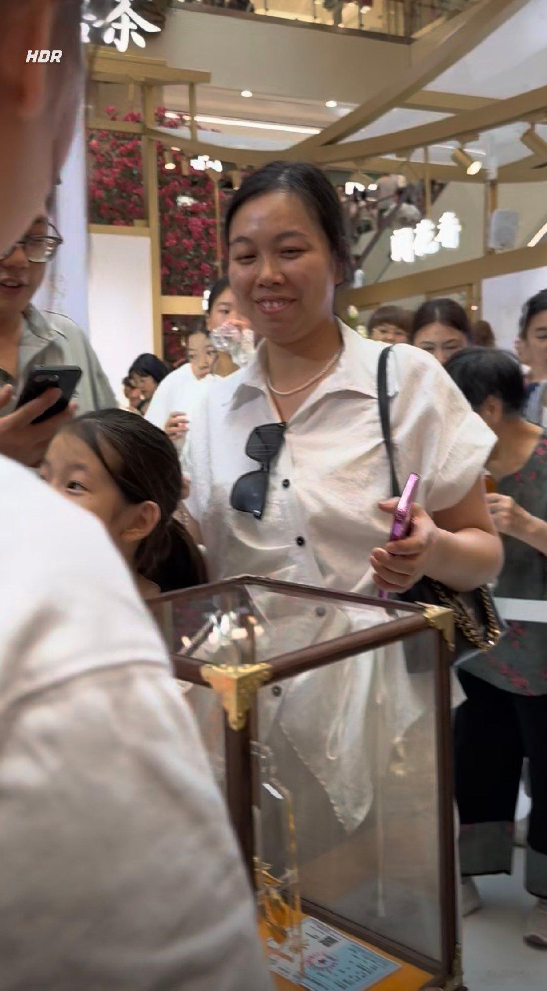 女子买5元饮料中奖黄金约40000元老公说骗人的结果老婆中了4万黄金 这是什么锦