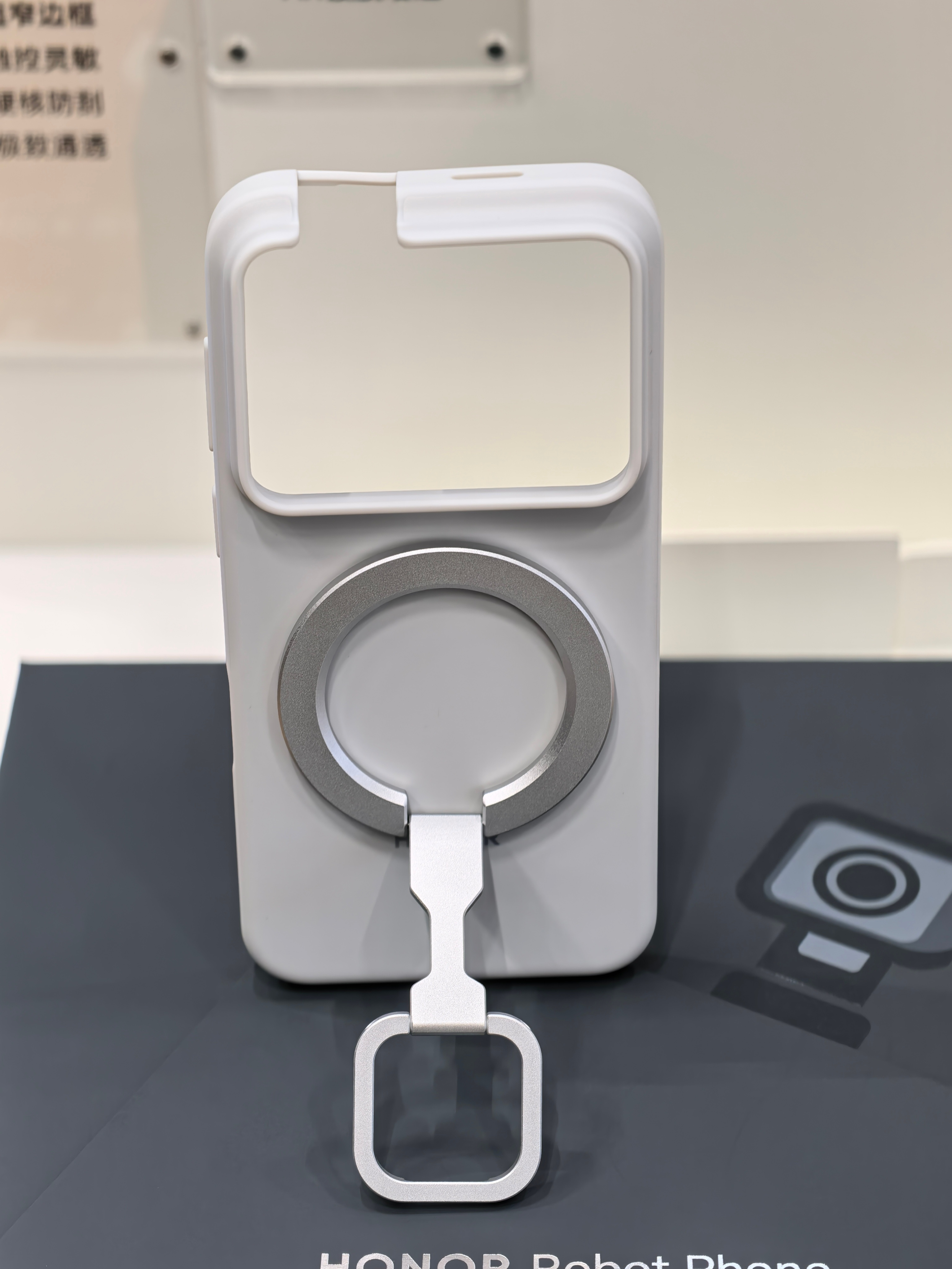 刚第一时间在店里体验了一下 robot phone，除了震惊还是震惊，配件给巨厚