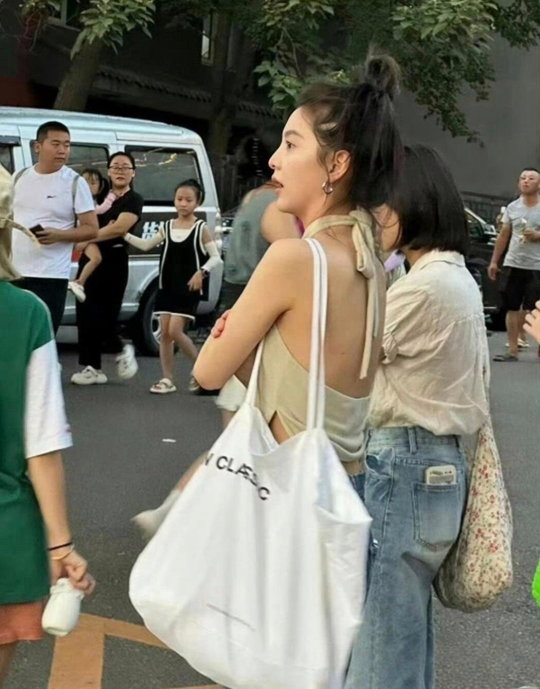 章若楠也太大胆了吧！她就穿成这样就出门了。 